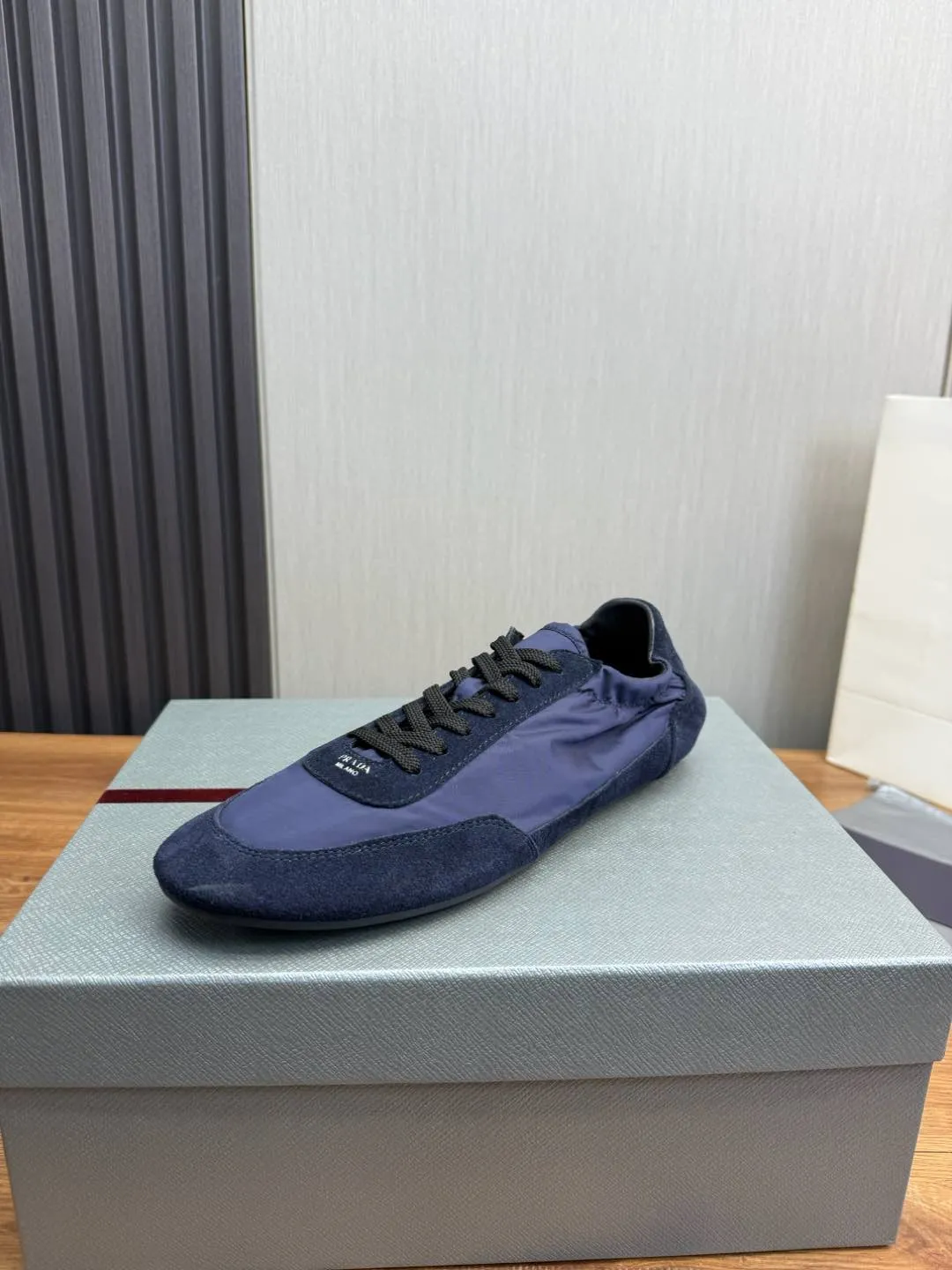 Men's Shoes💰500💰Men's PRADA 2025 Early Spring Collapse New Sports Shoes Moral Training Shoes Collapse's name comes from the fact that it can be easily put on and taken off with bare hands ~ The light and comfortable features create a more relaxed and casual look, and the side elastic design can be worn twice! Super comfortable catwalk sneakers, as thin and light as ballet slippers, as comfortable as sneakers, comfortable and super light on the feet. Fabric: frosted cowhide leather spliced ​​with nylon cloth, cowhide foot pads, men's size 38-45